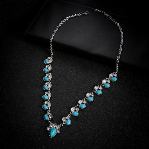 Türkise, trendige Boho-Halskette mit weißen und grünen Blumen m1915010387