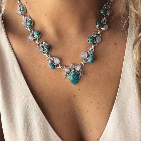 Türkise, trendige Boho-Halskette mit weißen und grünen Blumen m1915010387