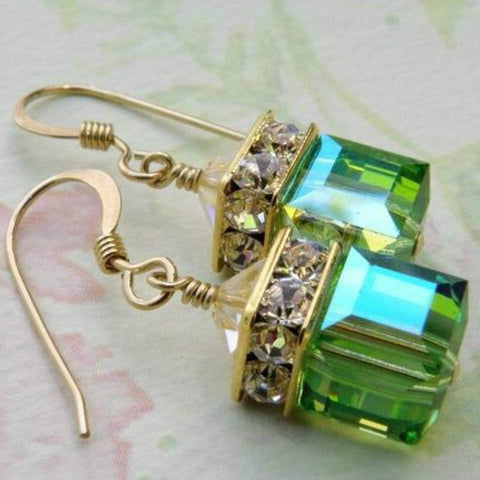 Vergoldete Edelstein-Tropfenohrringe mit grünen Würfeln und Peridot-Perlen m1915010354